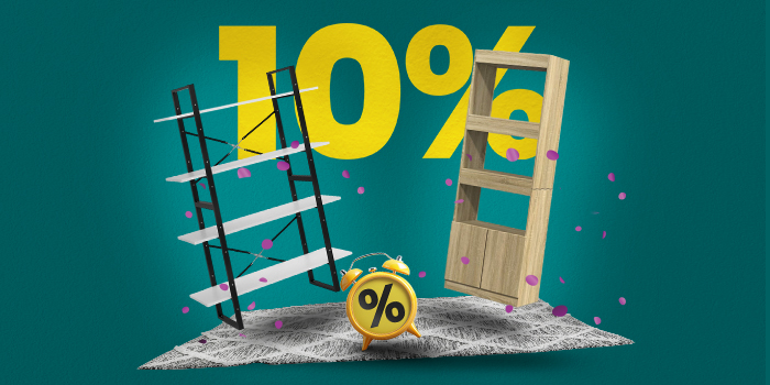 Banner con due librerie, tappeto e sveglia con grande testo giallo “10%”'.