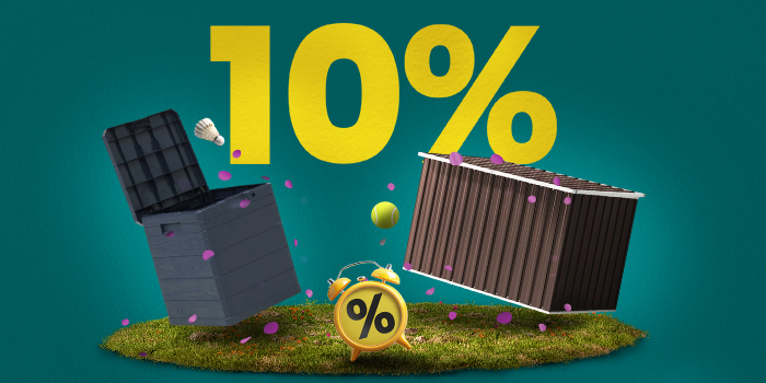 Banner con due contenitori da esterno, tappeto, erba e sveglia gialla con grande testo giallo “10%”.