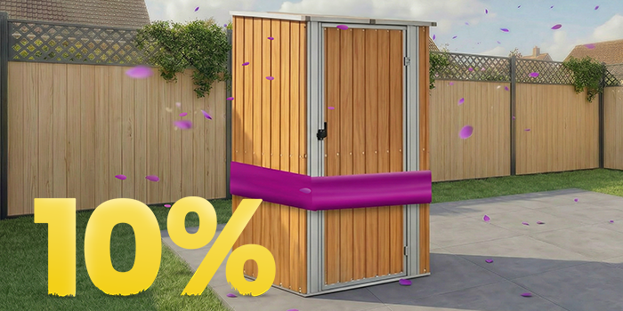 Casetta da giardino in legno sotto gazebo su patio soleggiato, circondata da fiori e recinzione, con banner promozione primavera 10%.