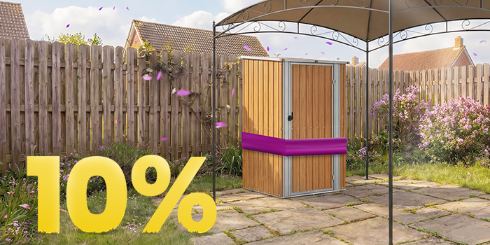 Casetta da giardino in legno sotto gazebo su patio soleggiato, circondata da fiori e recinzione, con banner promozione primavera 10%.