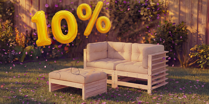  Divano lounge da esterno in legno con cuscini beige e pouf coordinato in un’ambientazione da giardino, circondato da coriandoli rosa e palloncini dorati con «10% di sconto», che mette in evidenza una vendita stagionale sui mobili da seduta per esterni.