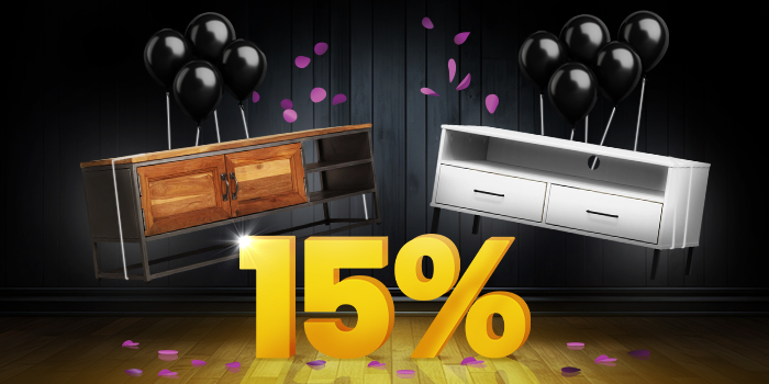 Console TV in legno e metallo e console TV bianca con palloncini neri davanti a un cartello giallo brillante del 15% su un pavimento di legno scuro.