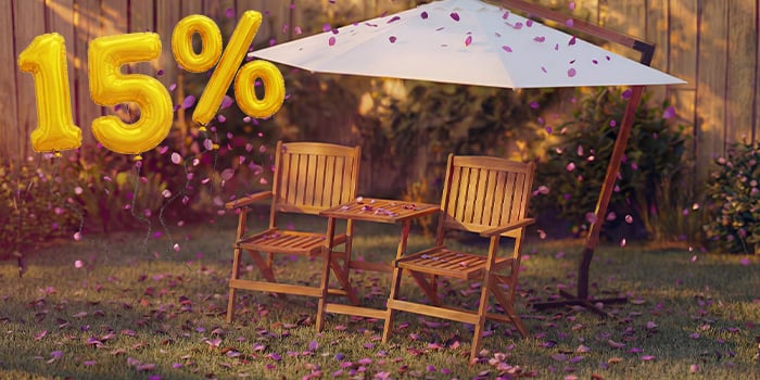  Due sedie da esterno in legno con un piccolo tavolo sotto un ombrellone da giardino, circondate da coriandoli rosa e palloncini dorati con «15% di sconto», che mettono in evidenza una vendita stagionale di ombrelloni e parasole.